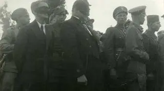 Kat oraz jego pomocnik w czasie publicznej egzekucji Arthura Greisera