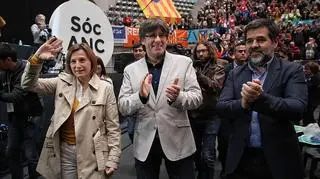 Katalońscy liderzy: Carme Forcadell, Carles Puigdemont i Jordi Sanchez