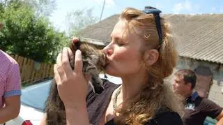 Katarzyna Piekarska w wiejskiej scenerii (Facebook)