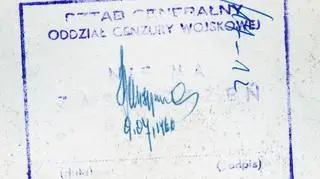 Każde ze zdjęć opatrzone jest pieczątką cenzora