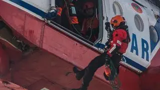 Każdy Mi-14 PŁ/R ma w składzie załogi ratownika, którego zadaniem jest opuszczać się do wody lub na pokład statków