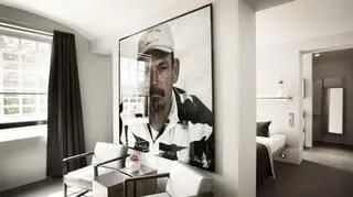 Każdy pokój wciąż ma kraty na oknach, zaś na ścianach wiszą tematyczne fotografie - albo przedstawiające rozprawy sądowe, albo portrety więźniów