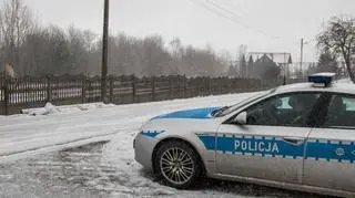 Każdy samochód musi przejechać po matach dezynfekcyjnych 