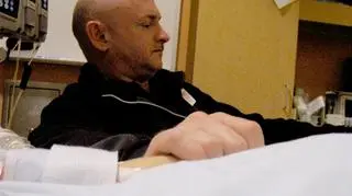 Kelly przy łóżku postrzelonej żony (fot. biuro Giffords)