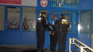 Kibice okradli stację benzynową