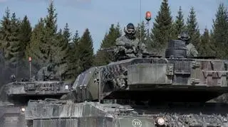 Kiedy Leopardy nie są w sytuacji bojowej, to standardowo przemieszczają się z lufą skierowaną do tyłu. Tym sposobem zmniejsza się sylwetka czołgu i mniejsze ryzyko uszkodzeń