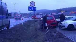 Kierowca czerwonego auta stracił panowanie nad pojazdem