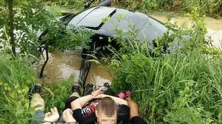 Kierowca, jak podaje policja, naraził siebie i swoich pasażerów na niebezpieczeństwo
