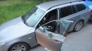 Kierowca nie dawał za wygraną. Policjanci musieli wybić szybę w aucie