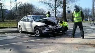 Kierowca seata stracił panowanie nad autem