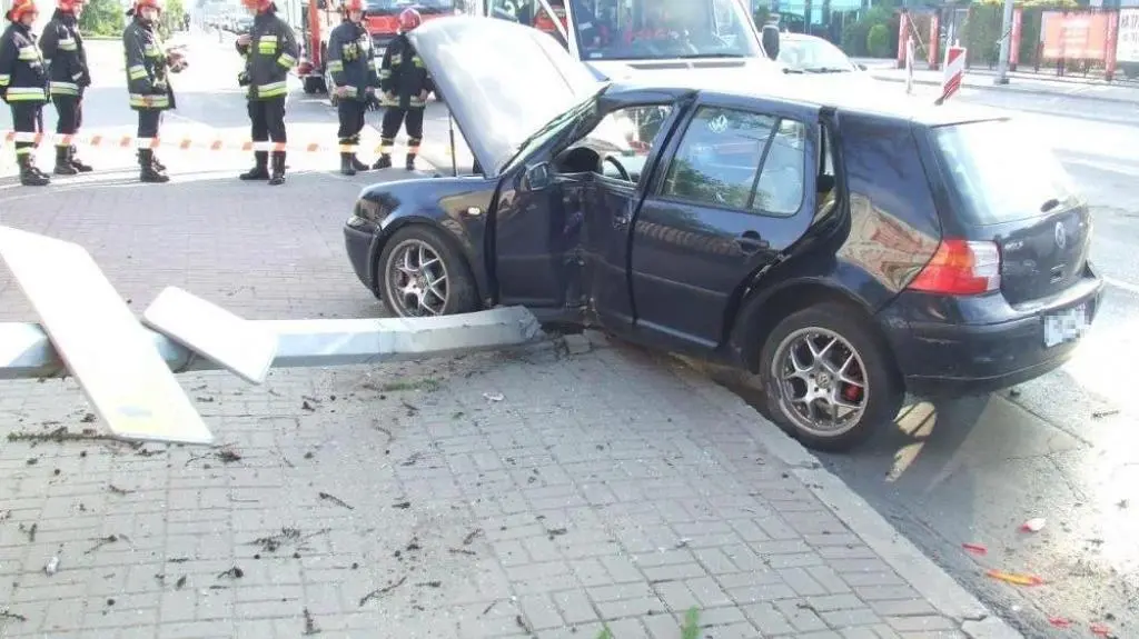 Kierowca skosił latarnię