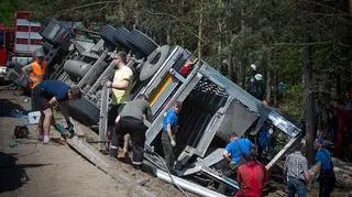 Kierowca stracił panowanie nad ciężarówką zjechał na pobocze i auto przewróciło się do rowu