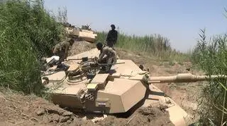 Kierowca tego czołgu próbował uciec z pułapki i w efekcie zakopał się w rowie