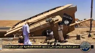 Kierowca tego czołgu z jakiegoś powodu nie trafił w most