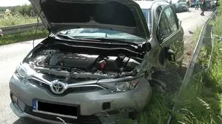 Kierowca toyoty zjechał na bok i uderzył w barierki