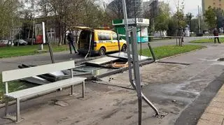 Kierowca uderzył w przystanek. Uciekł z miejsca zdarzenia	