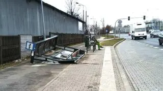 Kierowca wjechał w przystanek przy zatoczce