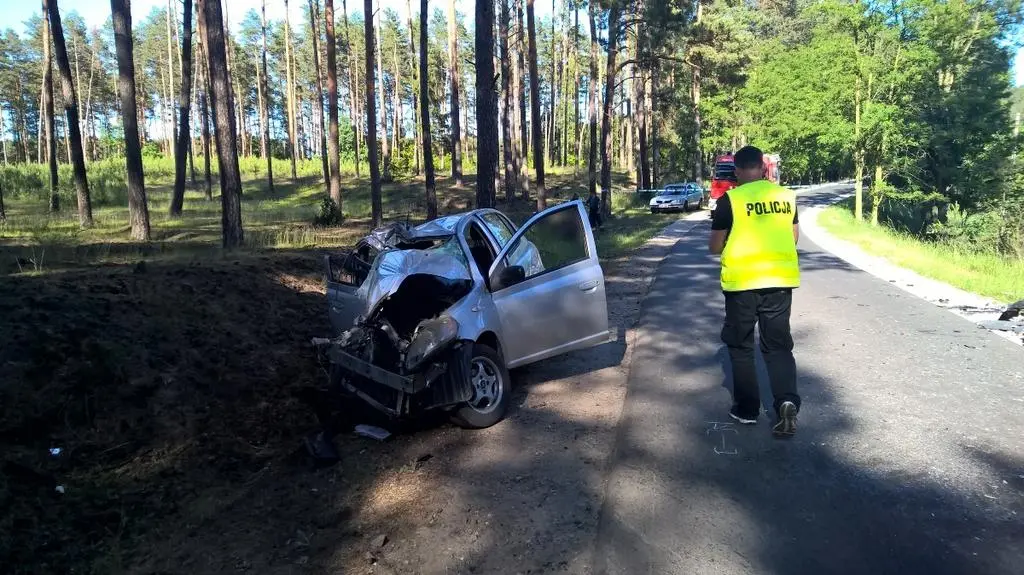 Kierowca yarisa nie  opanował samochodu