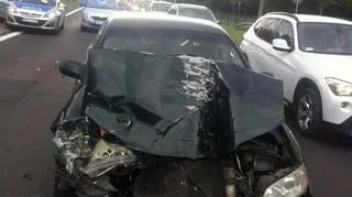 Kierowca zniszczył całkowicie przednią część auta