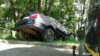 Kierowca zostawił auto na luzie? 