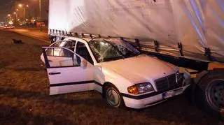 Kierująca mercedesem wjechała pod ciężarówkę (fot. Bartek Lewandowski)