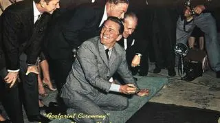 Kirk Douglas przed Chinese Theatre w 1962 r