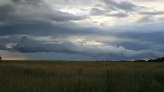 Kłębiące się chmury (fot. internauta)