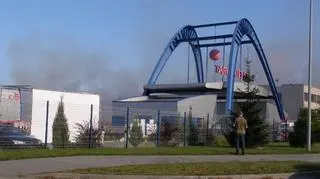 Kłęby dymu nad halą (int. Piotr)