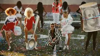 Klip "Give It 2 U" wyreżyserowała Diane Martel, autorka "Blurred Lines"