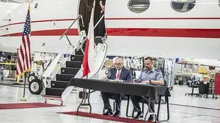 Kluczowy element uroczystości - podpisanie protokołu odbiorczego