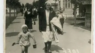 Kobieta i dziecko na Promenadzie Nadmorskiej w Gdyni, lata 1930-35