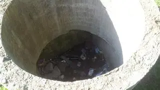 Kobieta wpadła do studzienki