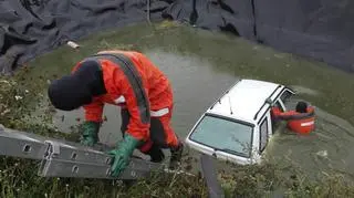 Kobietę stojącą na dachu uratowali strażacy