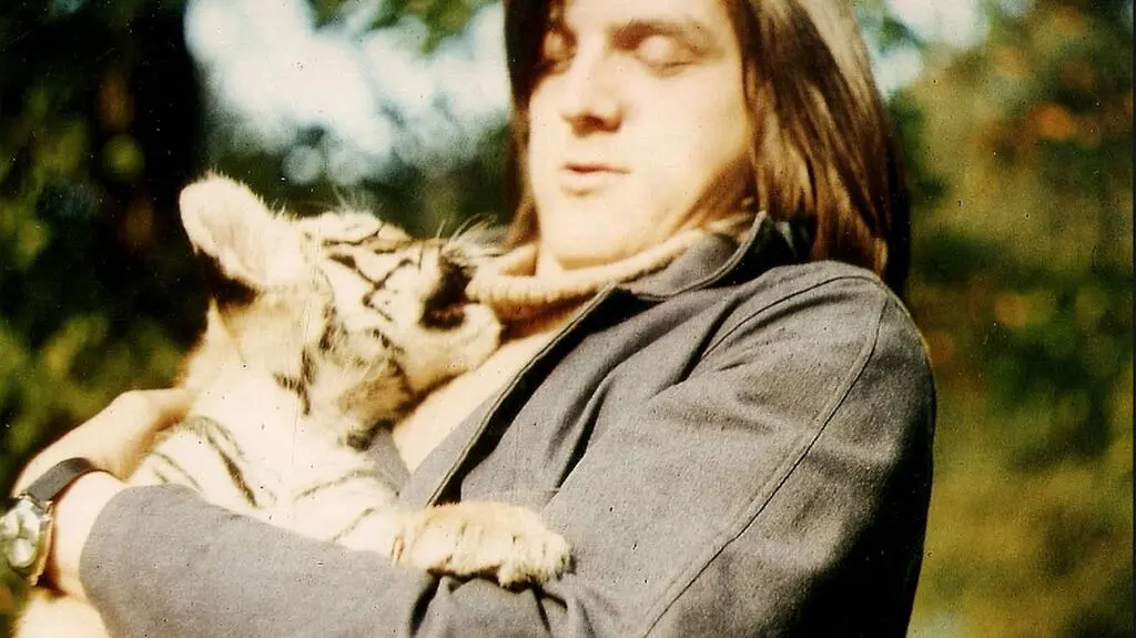 Kociak w ramionach