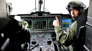 Kokpit AW101 jest nowoczesny. Dominuje pięć dużych wyświetlaczy ciekłokrystalicznych