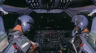 Kokpit B-1B nocną porą. Załoga maszyny składa się z czterech osób