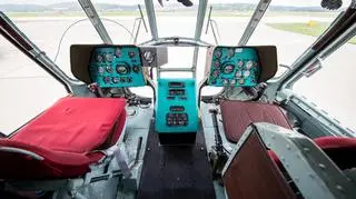 Kokpit jednego z Mi-8 służących do transportu VIP-ów. Po wskaźnikach widać wiek maszyny. Wszystkie są z ery analogowej