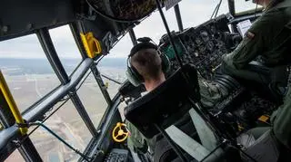 Kokpit samolotu C-130 podczas ćwiczeń