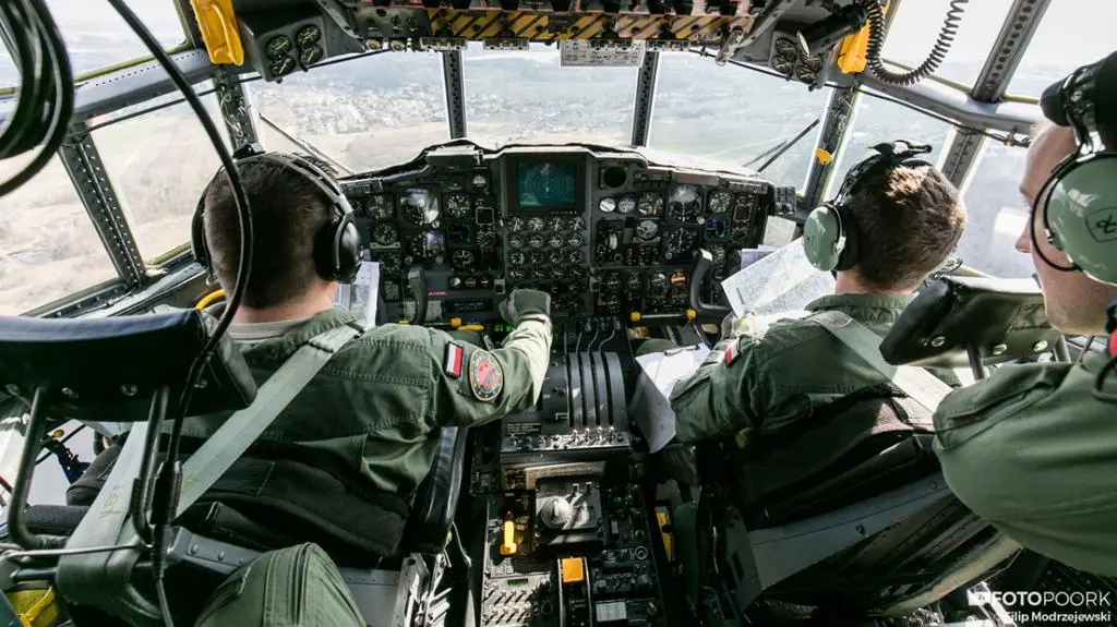 Kokpit samolotu C-130 podczas ćwiczeń