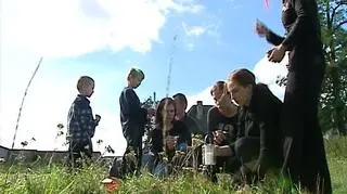 Koledzy Patryka stawiają znicze na miejscu tragedii