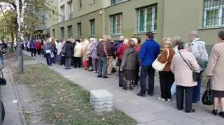 Kolejka ludzi do przychodni przy ul. Wierzbowej 38