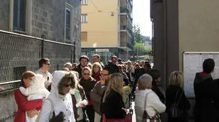 Kolejka przed konsulatem w Mediolanie \fot. Wojciech Skubis