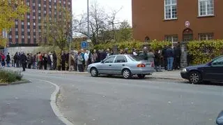 Kolejka przed konsulatem w Sztokholmie\fot. Jarosław Gołebiowski