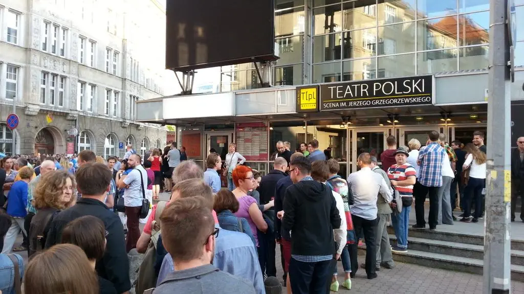 Kolejka przed wejściem na projekcję 
