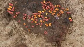 Kolia złożona z blisko 140 paciorków z tym z 5 ametystowych 