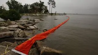 Kołnierz przeciw ropie (Bay St. Louis, Mississippi, PAP/EPA)