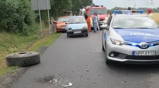 Koło zapasowe ciężarówki uderzyło w fiata