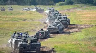 Kolumna czołgów Leopard 2 wraz z wozami wsparcia do ewakuacji rannych i doraźnej pomocy technicznej. Cały ten sprzęt ma trafić pod Warszawę