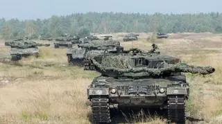Kolumna czołgów Leopard 2A4 z 10. Brygady Kawalerii Pancernej. Te jako pierwsze dostaliśmy od Niemców za symboliczne euro. Potem dokupiliśmy Leoaprdy 2A5