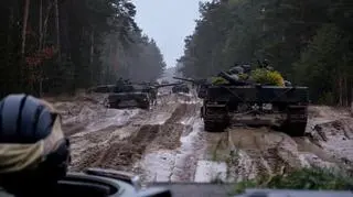 Kolumna czołgów Leopard 2A5 w marszu na poligon